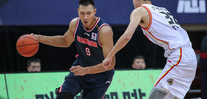 更偏向背身 更偏向背身